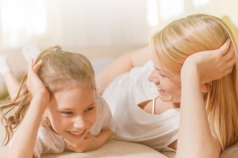 Mama und ihr nettes Tochterkindermädchen spielen, lächeln und umarmen Glückliches Mother& x27; s-Tag stockbilder Mama und ihr nettes Tochterkindermädchen spielen, lächeln und umarmen Glückliches Mother& x27; s-Tag stockbilder