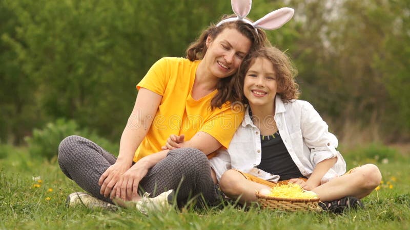 Mama und Sohn beim Osterpicknick Kaninchenkostüm Curly Familie, glückliches Familienwochenende