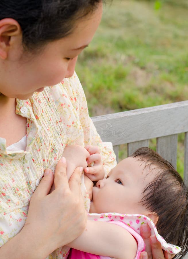 Maman allaitant au sein son bébé photo stock Maman allaitant au sein son bébé photo stock