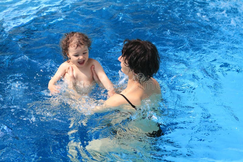 Maman de mère avec la natation de chéri photo stock Maman de mère avec la natation de chéri photo stock