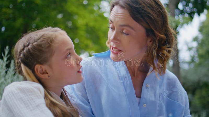Maman enfant communiquer nature closeuse. Femme adorable petite fille étudiante banque de vidéos