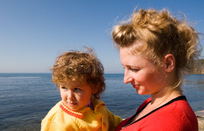 Maman et descendant photo libre de droits Maman et descendant photo libre de droits