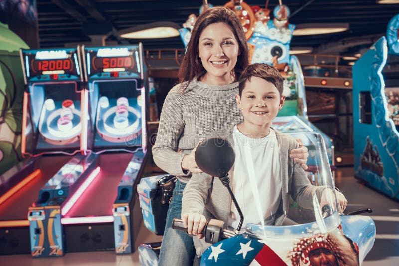 Maman et fils heureux en parc d'attractions images stock Maman et fils heureux en parc d'attractions images stock