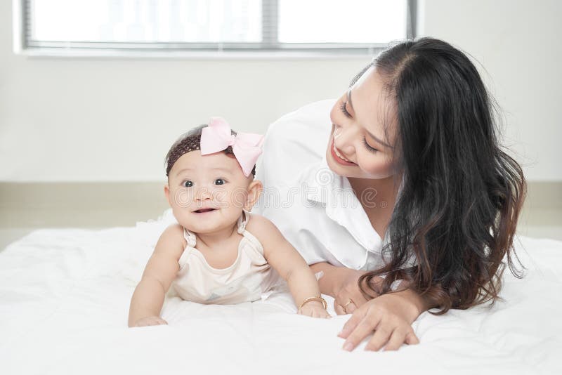 Maman joue avec son bébé photo libre de droits Maman joue avec son bébé photo libre de droits