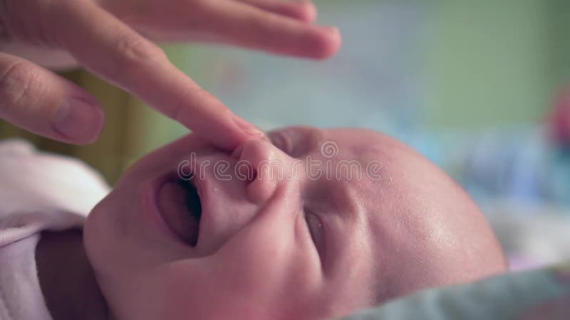 Maman lubrifie le visage du bébé avec une crème d'allergie ou d'autres  maladies de peau une tache blanche sur la peau du bébé. soi