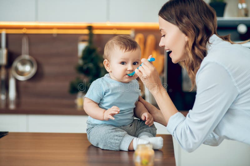 Maman Nourrissant Le Bebe Avec De La Nourriture Pour Bebe Photo Stock Image Du Manger Nourriture