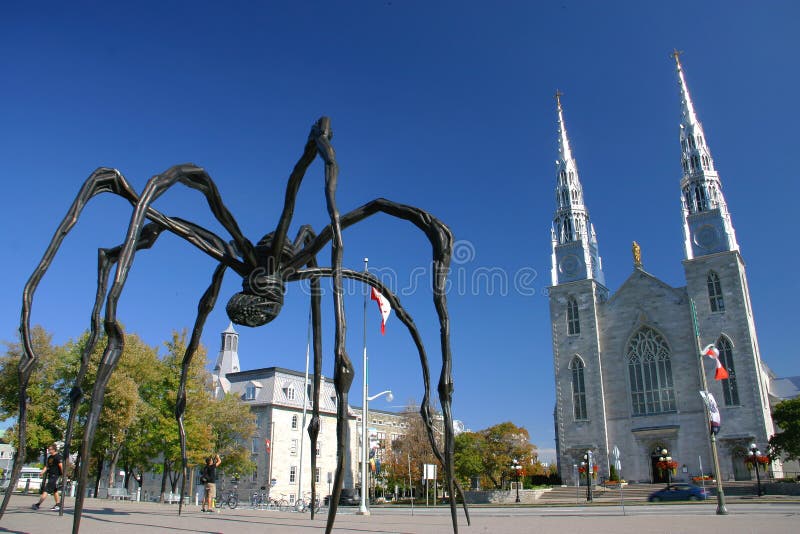 Maman por Louise Bourgeois e pelo Notre Dame Cathe imagem de stock royalty free Maman por Louise Bourgeois e pelo Notre Dame Cathe imagem de stock royalty free