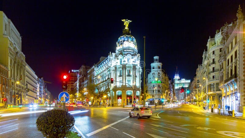 Mamie légère de nuit par l'intermédiaire de laps de temps du panorama 4k de métropole du trafic Espagne