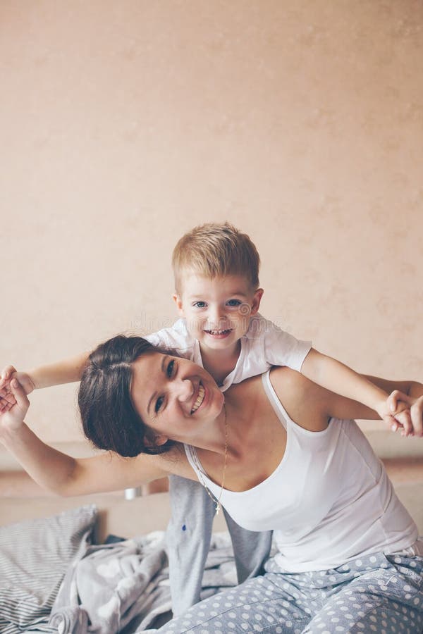 Mamma Scopa Davanti Al Figlio Mamma Che Si Rilassa Con Il Suo Piccolo Figlio Immagine Stock