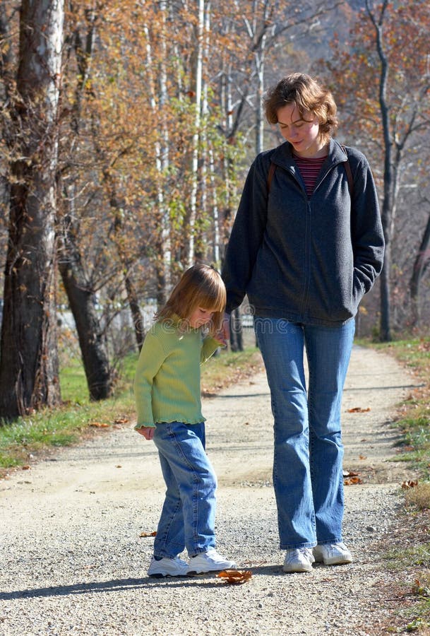 Mamma con la figlia nella sosta fotografia stock libera da diritti Mamma con la figlia nella sosta fotografia stock libera da diritti
