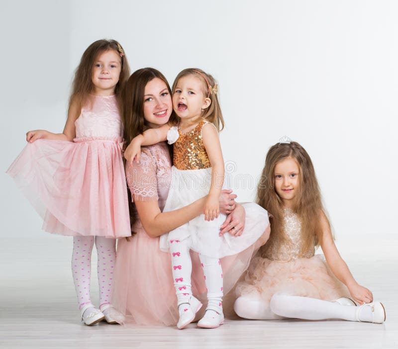 Mamma con tre ragazze dei bambini immagini stock libere da diritti Mamma con tre ragazze dei bambini immagini stock libere da diritti