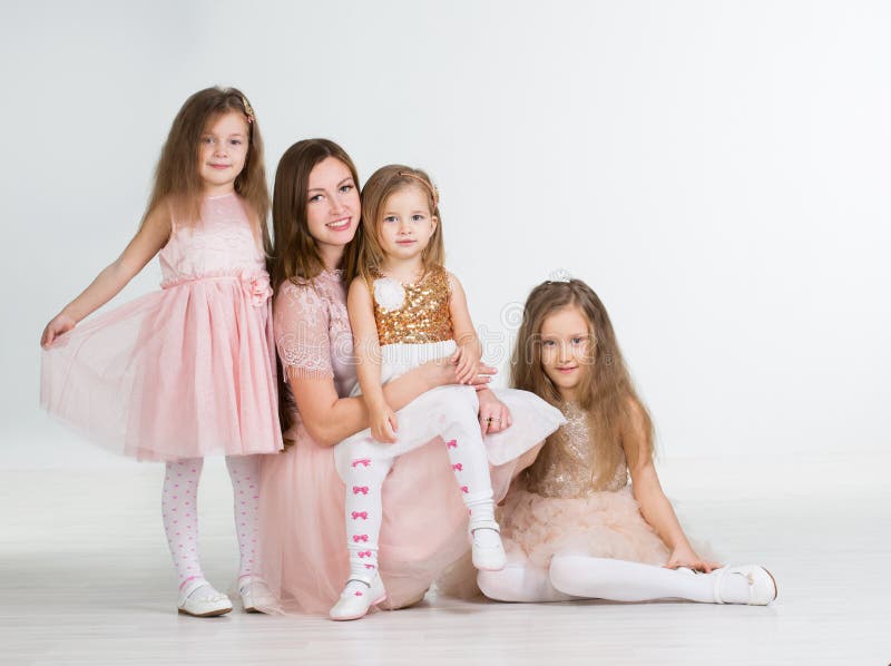 Mamma con tre ragazze dei bambini fotografie stock Mamma con tre ragazze dei bambini fotografie stock