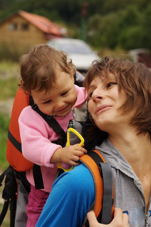 Mamma della madre che trasmette a bambino un bacio immagine stock libera da diritti Mamma della madre che trasmette a bambino un bacio immagine stock libera da diritti
