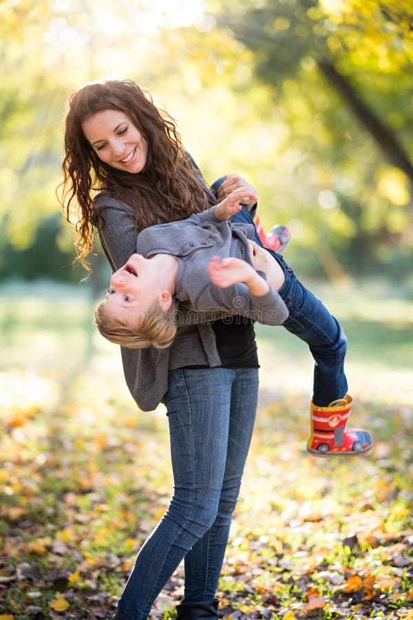 Mamma, die mit Sohn spielt lizenzfreies stockbild Mamma, die mit Sohn spielt lizenzfreies stockbild