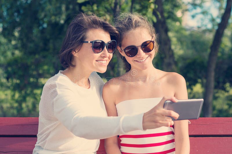 Mamma e derivato, relazione fra il genitore ed adolescente, ritratto all'aperto della madre con la ragazza divertendosi, prendent immagine stock libera da diritti Mamma e derivato, relazione fra il genitore ed adolescente, ritratto all'aperto della madre con la ragazza divertendosi, prendent immagine stock libera da diritti