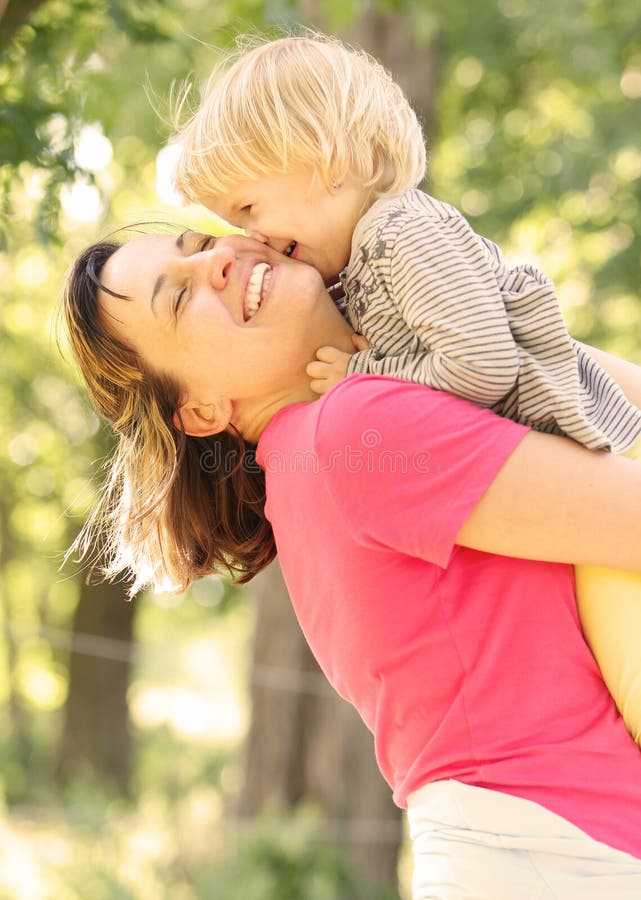 Mamma e figlia immagini stock libere da diritti Mamma e figlia immagini stock libere da diritti