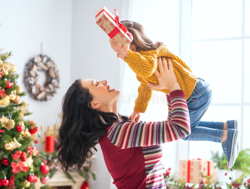 Mamma e figlia che scambiano i regali fotografia stock Mamma e figlia che scambiano i regali fotografia stock