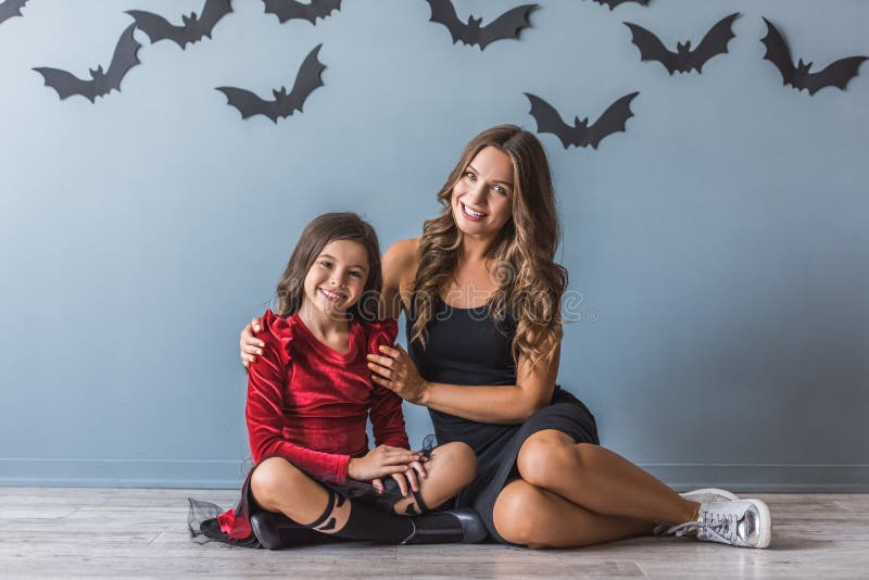 Mamma E Figlia Pronte Per Halloween Fotografia Stock Immagine di adulto, carnevale 100961674