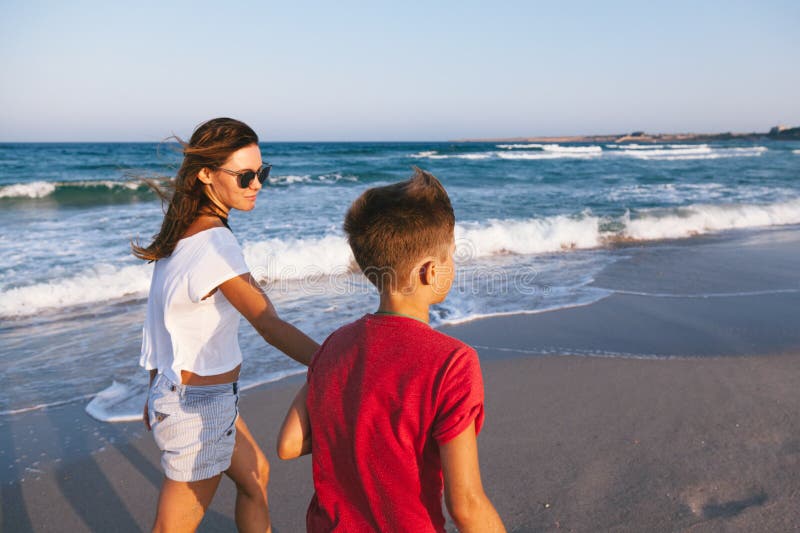 Mamma E Figlio Che Trombano Mamma E Figlio Che Camminano E Che Giocano Sulla Spiaggia Immagine