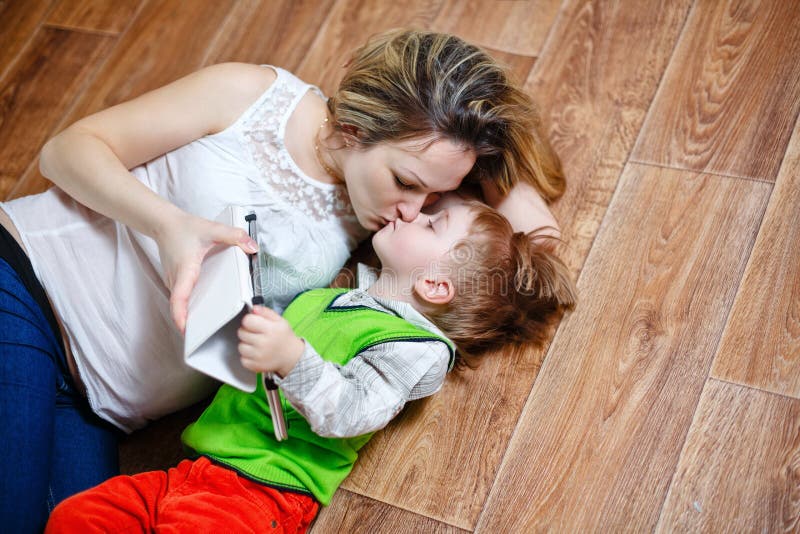 Mamma E Figlio Che Trombano Mamma E Figlio Che Giocano Con Il Pc Della Compressa Mentre Trovandosi