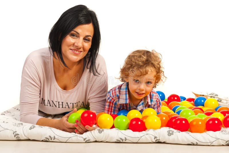 Mamma e figlio felici con le palle variopinte fotografie stock libere da diritti