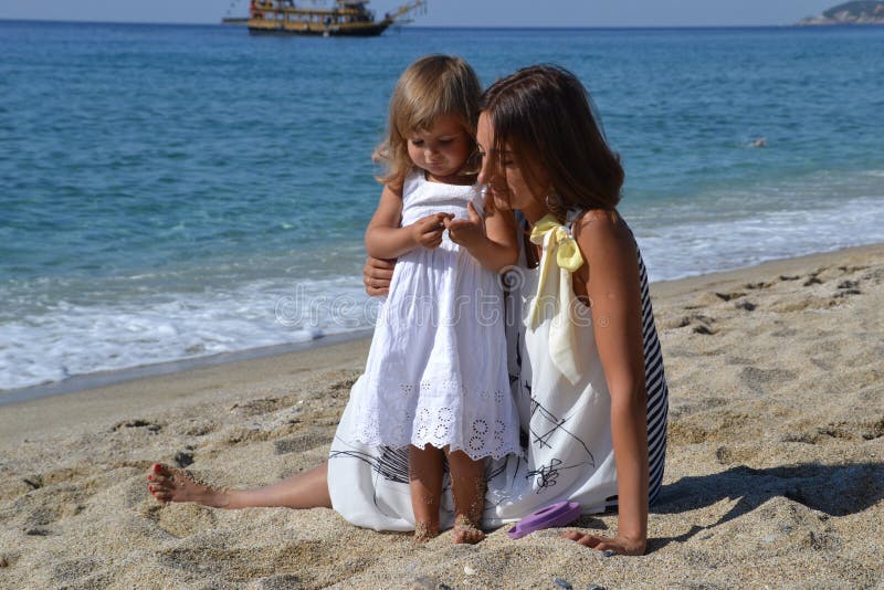 Mamma e la sua piccola figlia che giocano insieme fotografie stock Mamma e la sua piccola figlia che giocano insieme fotografie stock