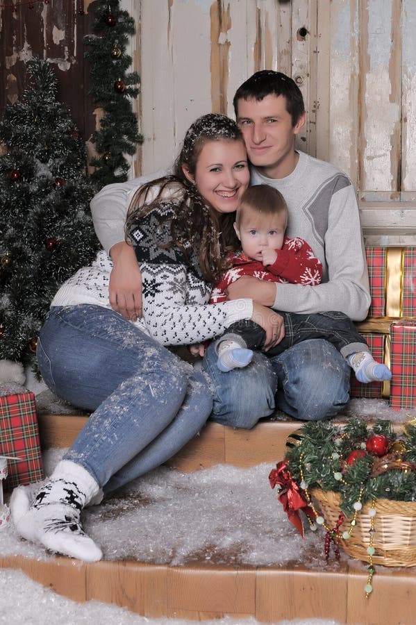 Regali Di Natale Mamma E Papa.Mamma E Papa Con Il Figlio Al Natale Fotografia Stock Immagine Di Evento Saluto 36056938