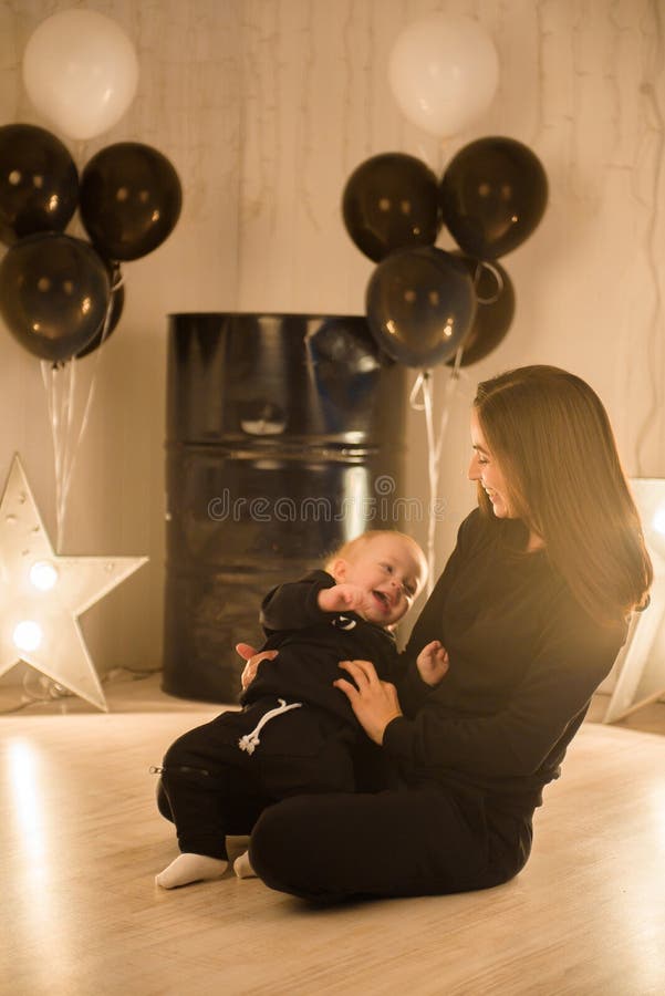 Mamma e suo figlio giocano in studio fotografia stock