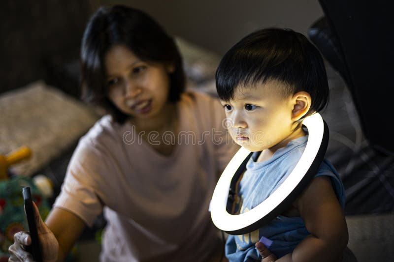 Mamma E Toddler Suonano Con Una Luce Sui Colli. fotografia stock libera da diritti