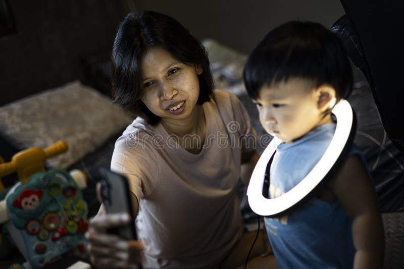 Mamma E Toddler Suonano Con Una Luce Sui Colli. fotografia stock libera da diritti