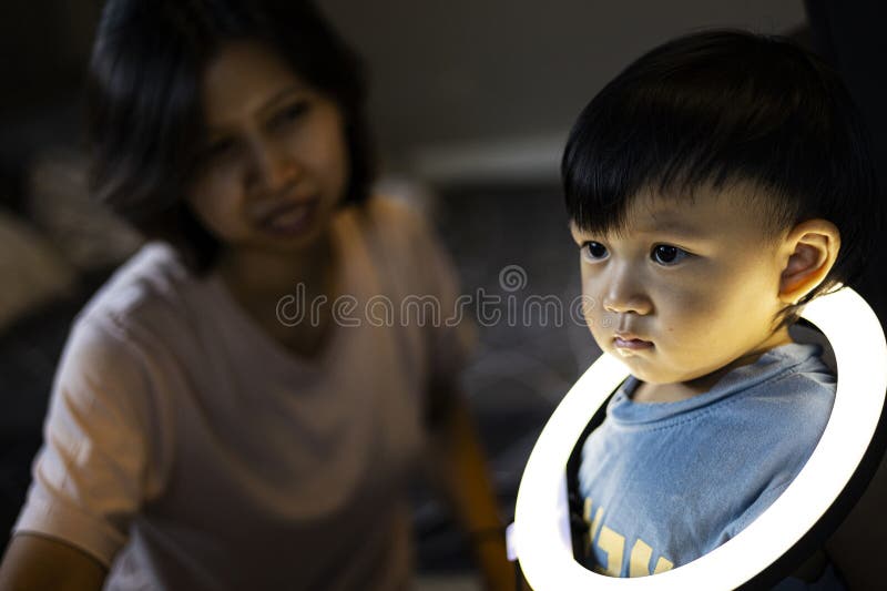 Mamma E Toddler Suonano Con Una Luce Sui Colli. immagine stock