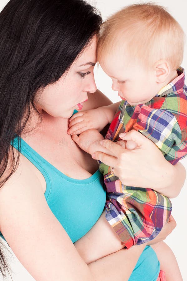 Mamma het spelen met jonge zoon gekleurde kleding stock foto Mamma het spelen met jonge zoon gekleurde kleding stock foto