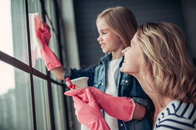 Mamma med dottern som gör lokalvård arkivfoton