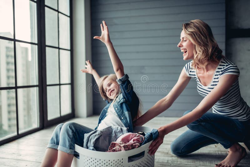 Mamma med dottern som gör lokalvård royaltyfri fotografi