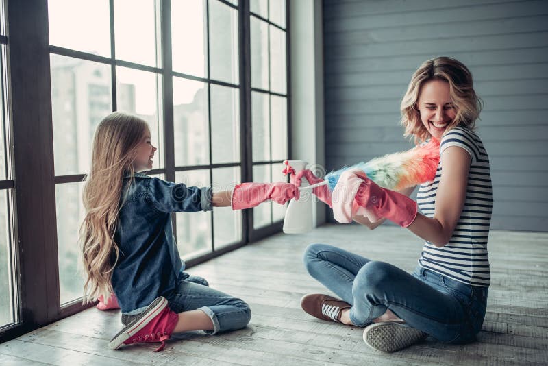 Mamma med dottern som gör lokalvård royaltyfri bild