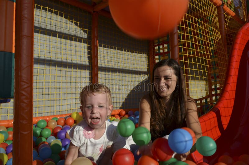 Download Mamma met babyspel stock afbeelding. Afbeelding bestaande uit glimlach - 114226009