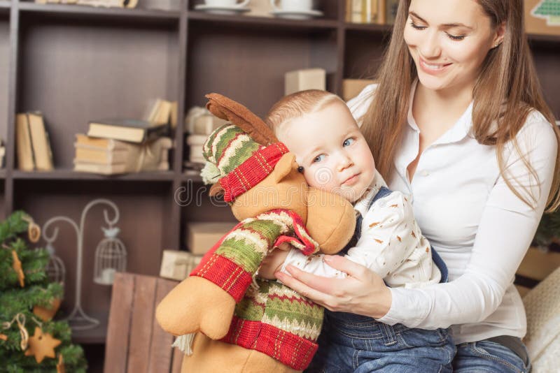 Mamma met het stuk speelgoed van de babyholding van grote elanden! stock fotografie Mamma met het stuk speelgoed van de babyholding van grote elanden! stock fotografie