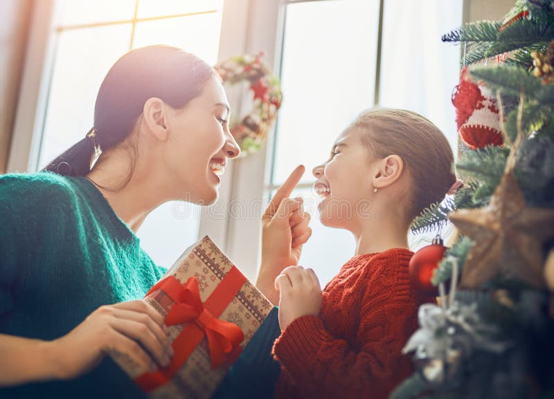 Mamma och dotter nära julgranen royaltyfria bilder