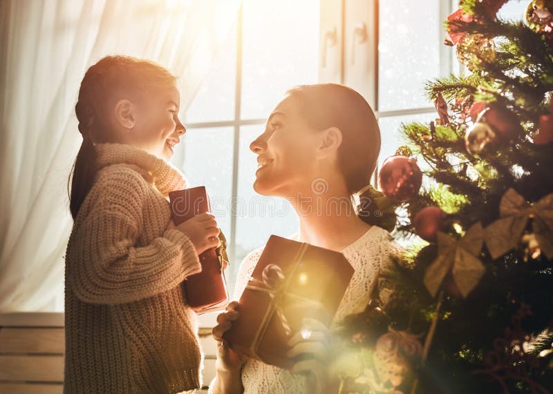 Mamma och dotter som utbyter gåvor royaltyfri fotografi