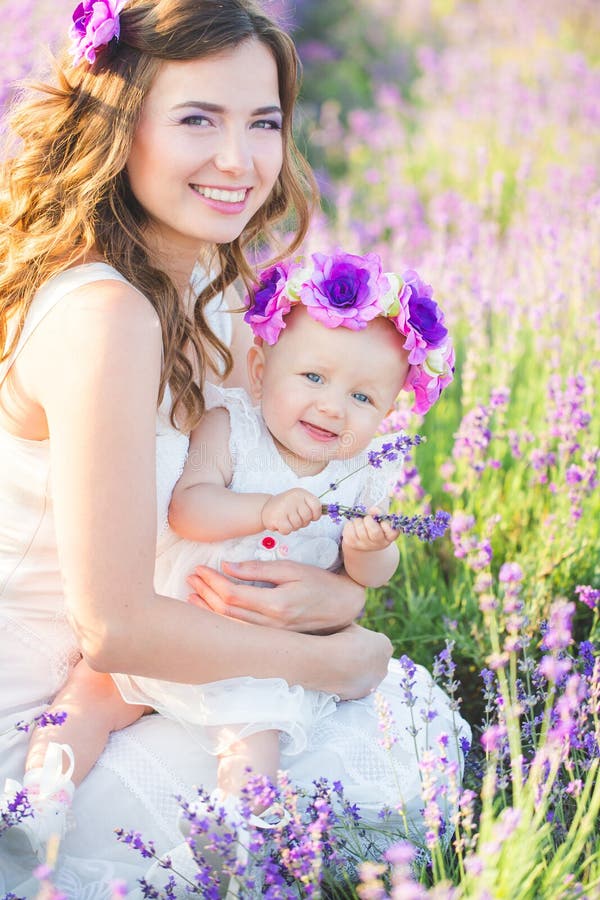 Mamma och hennes dotter i ett lavendelfält arkivbilder Mamma och hennes dotter i ett lavendelfält arkivbilder