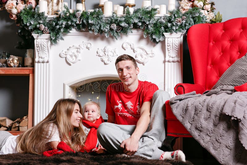 Mamma, papà e piccolo figlio del bambino Buon Natale e buon anno amorosi della famiglia Gente graziosa allegra Genitori e fotografia stock libera da diritti Mamma, papà e piccolo figlio del bambino Buon Natale e buon anno amorosi della famiglia Gente graziosa allegra Genitori e fotografia stock libera da diritti