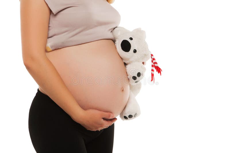 Mamma in zwangerschap die een teddybeer houden geïsoleerde stock foto's Mamma in zwangerschap die een teddybeer houden geïsoleerde stock foto's