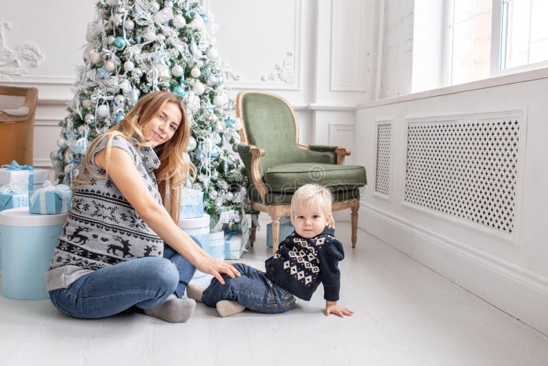 Mammaspelen met kind Het zitten op de vloer Gelukkig familieportret in Huis - de jonge zwangere moeder omhelst zijn weinig royalty-vrije stock afbeeldingen Mammaspelen met kind Het zitten op de vloer Gelukkig familieportret in Huis - de jonge zwangere moeder omhelst zijn weinig royalty-vrije stock afbeeldingen