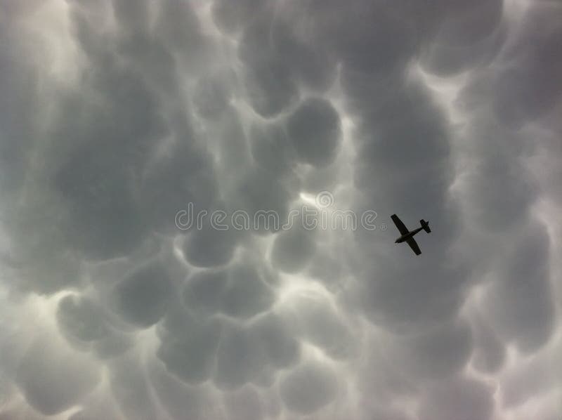 Mammatus Donker Onweerswolken en Lite-Vliegtuig royalty-vrije stock afbeelding Mammatus Donker Onweerswolken en Lite-Vliegtuig royalty-vrije stock afbeelding
