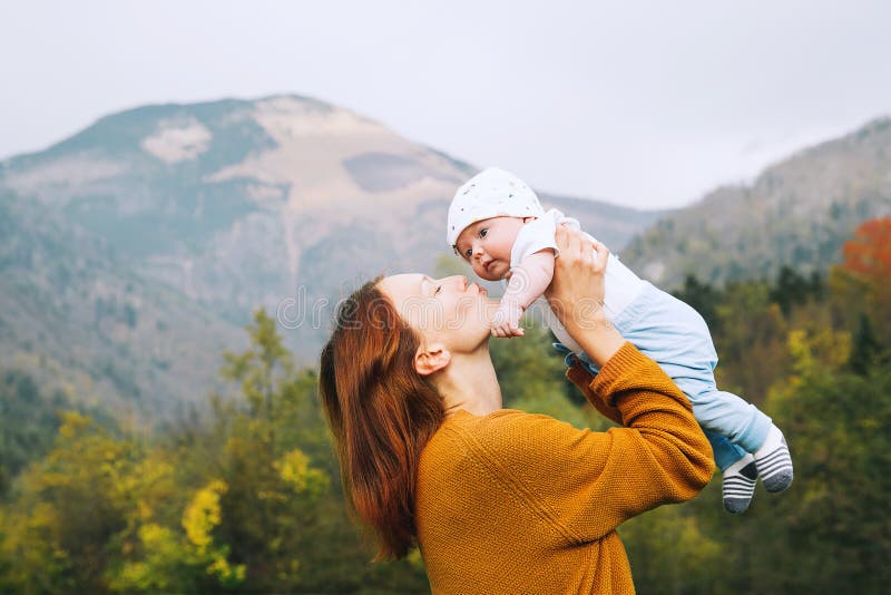 Mamá feliz con su niño en la naturaleza en el tiempo del otoño imagen de archivo Mamá feliz con su niño en la naturaleza en el tiempo del otoño imagen de archivo