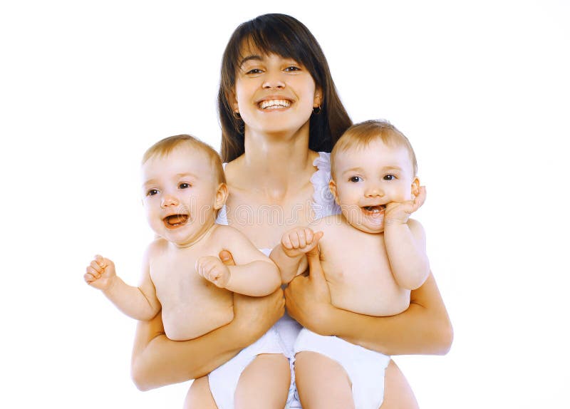 Mamá joven feliz con el bebé de dos gemelos fotografía de archivo libre de regalías Mamá joven feliz con el bebé de dos gemelos fotografía de archivo libre de regalías
