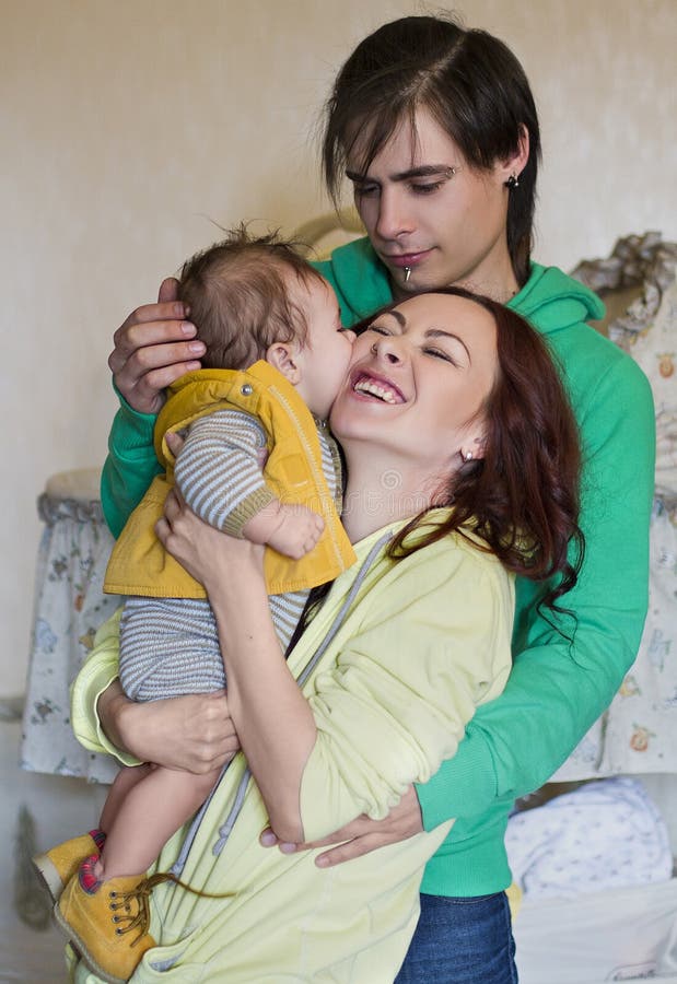 Mamá, papá e hijo jovenes de la familia en casa fotografía de archivo