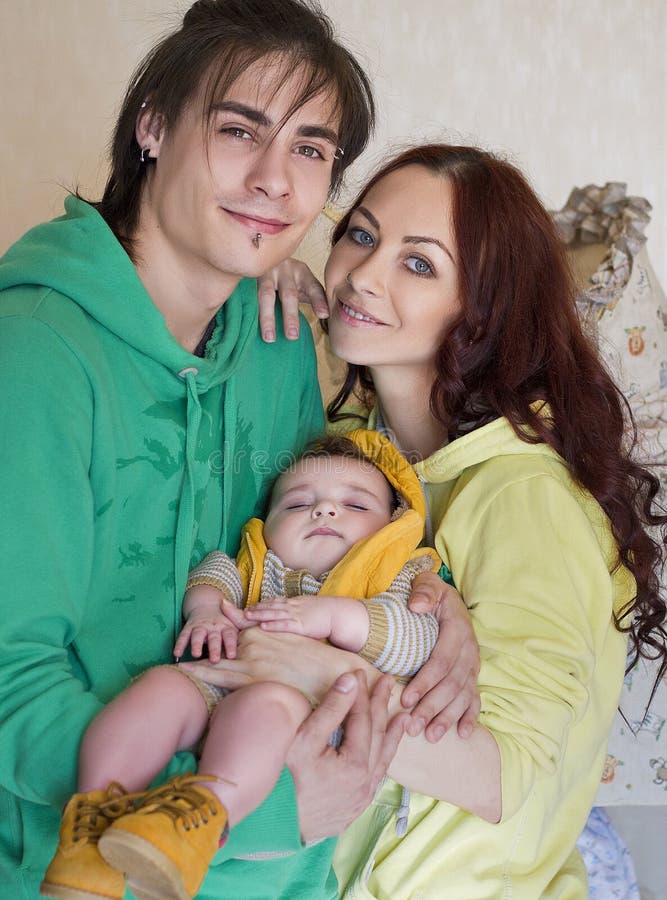 Mamá, papá e hijo jovenes de la familia en casa imágenes de archivo libres de regalías