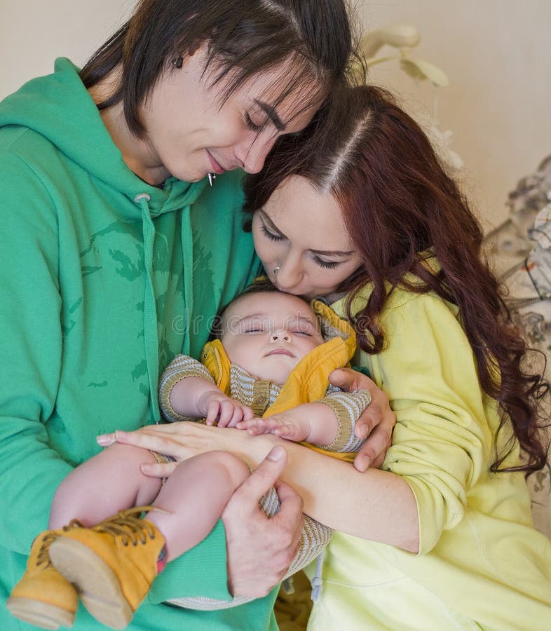 Mamá, papá e hijo jovenes de la familia en casa fotos de archivo libres de regalías