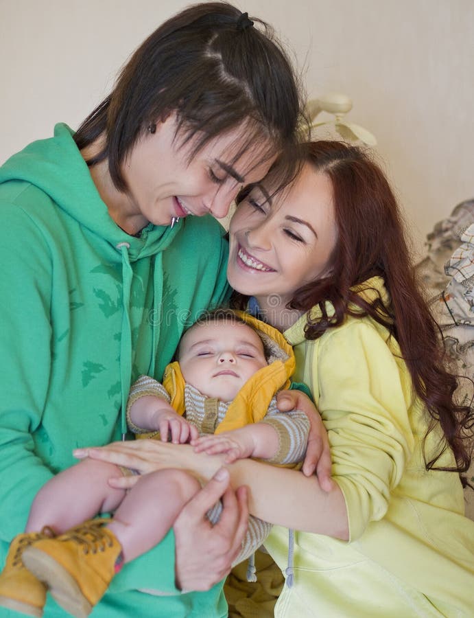 Mamá, papá e hijo jovenes de la familia en casa imágenes de archivo libres de regalías